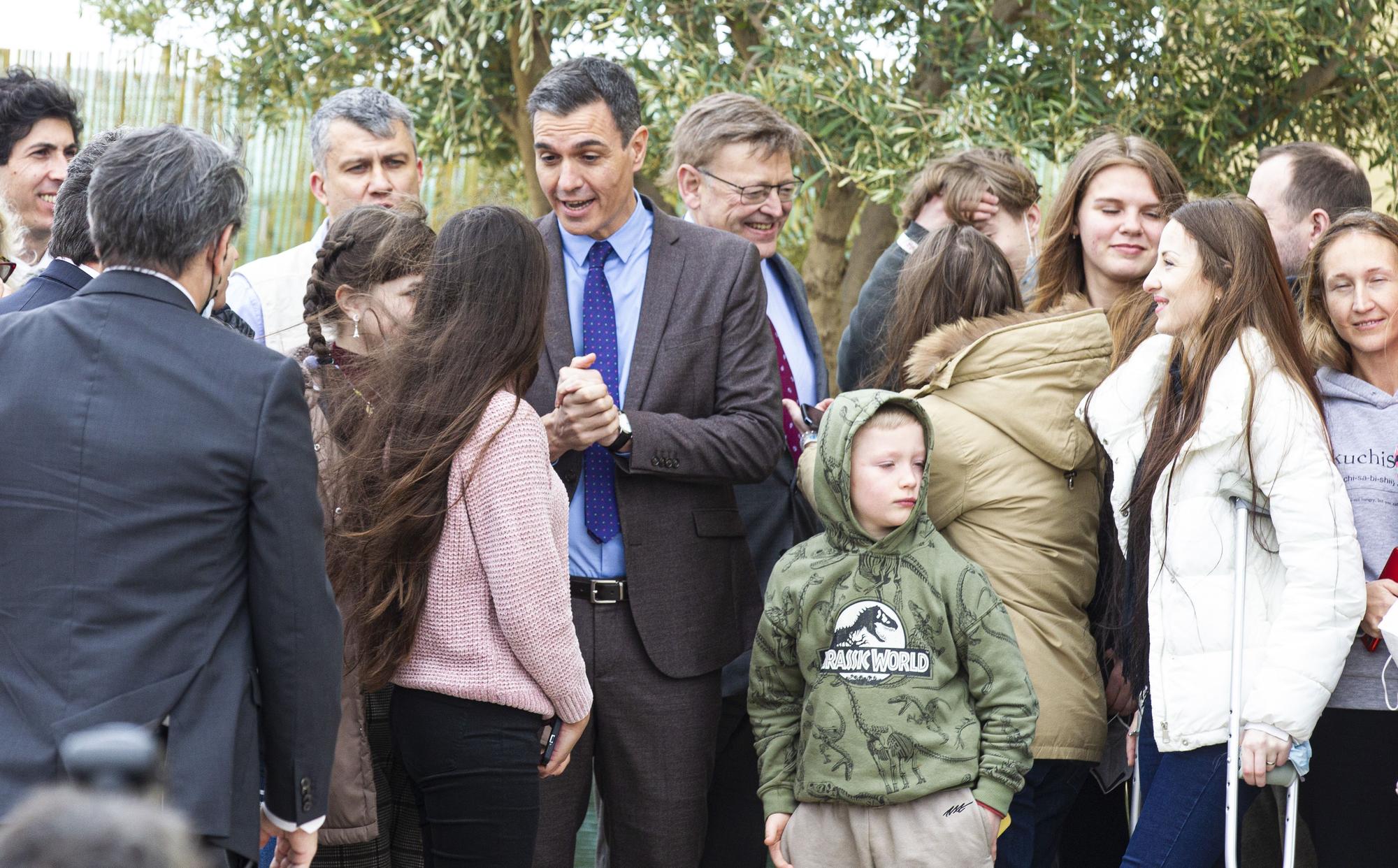 Visita del presidente del Gobierno, Pedro Sánchez, al centro de refugiados de Ciudad de la Luz