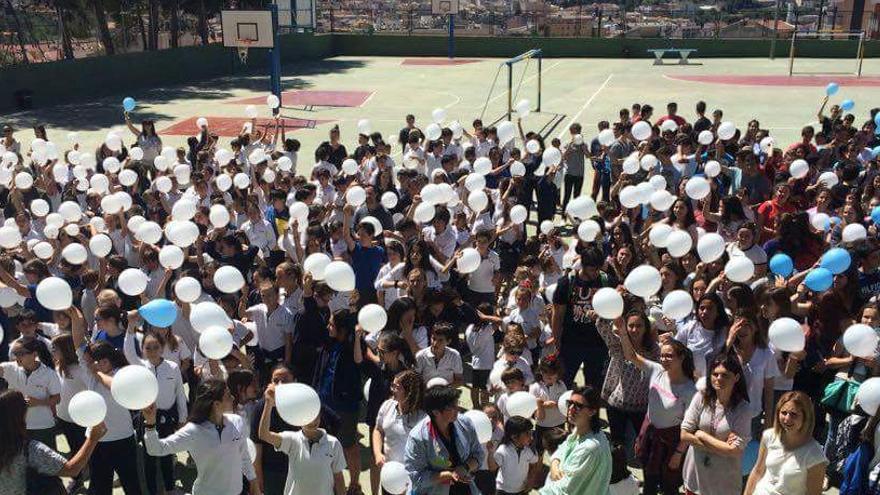 Protesta en La Salle de Alcoi contra la pérdida del concierto de una de sus dos líneas de Bachillerato.