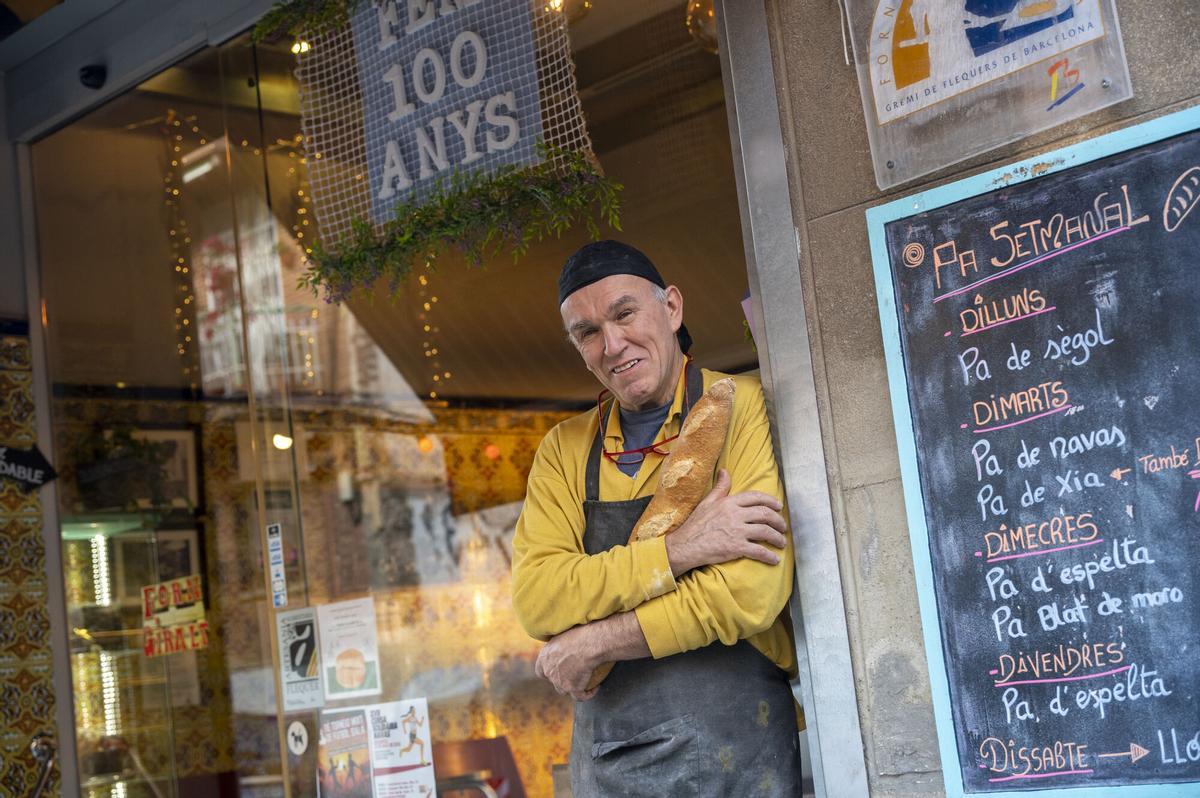 Barcelona. 09.05.2026. Barcelona. Jaume Fernández Giralt, con una barra de pan entre los brazos, en el exterior del ‘forn’ Giralt con 100 años de historia. Fotografía de Jordi Cotrina