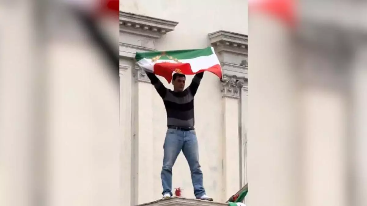 Un hombre trepa al balcón de la embajada de Irán en Londres y arranca la bandera oficial