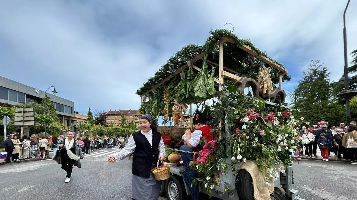 Piedras Blancas vibra con el desfile de carrozas y xarrés de San Isidro: "Esto es una experiencia que perdura para siempre"
