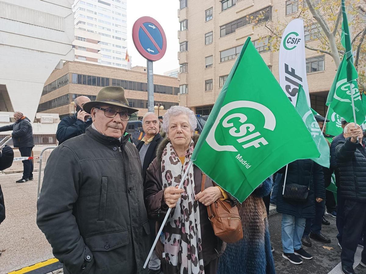 Una pareja de asistentes a la concentración