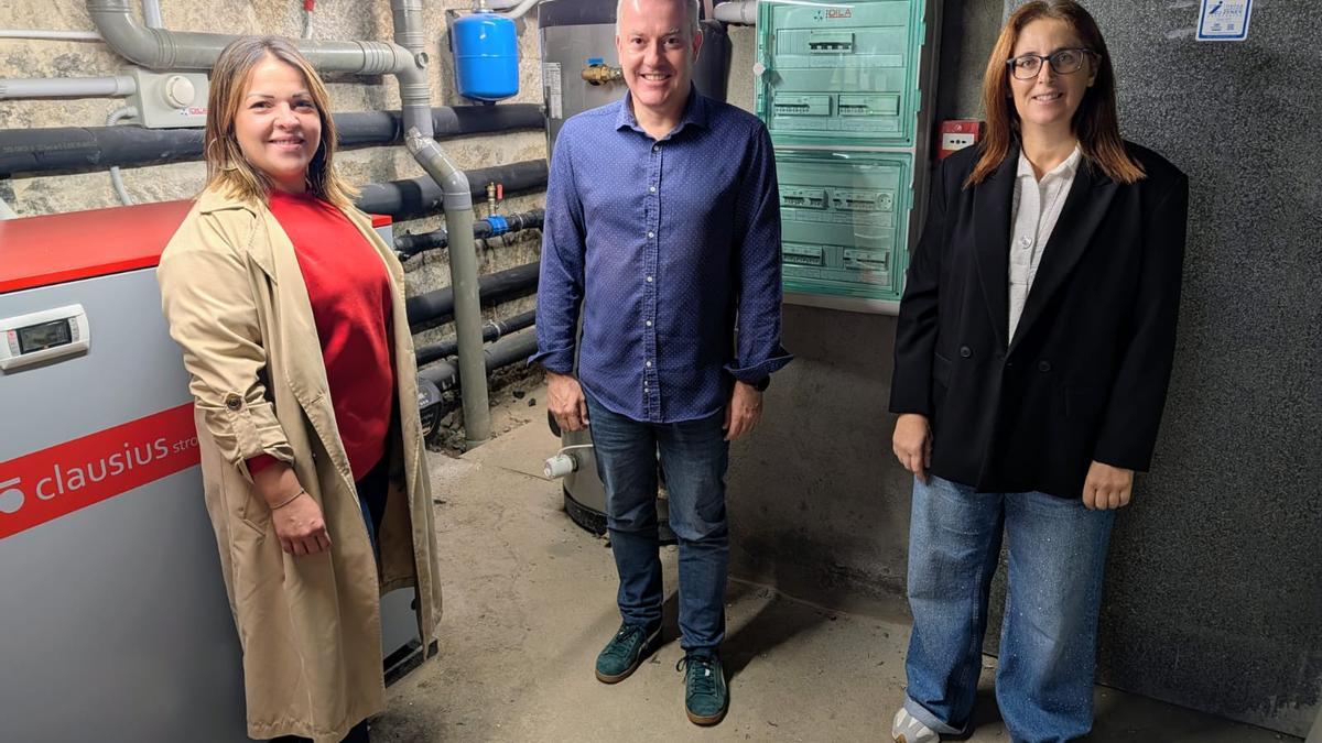 El alcalde de A Cañiza, Luis Piña, en la sala de máquinas del nuevo sistema energético del consistorio junto a María José Rodriguez, primera teniente de alcalde y la concejala Eva Rivas.