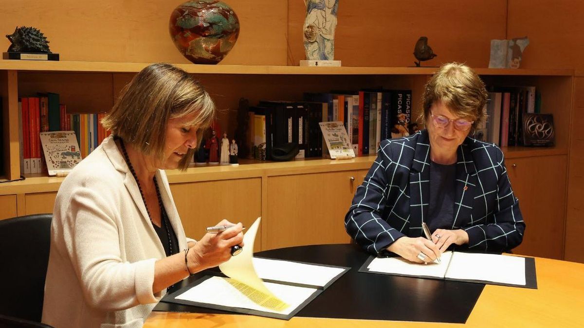 Núria Marín, alcaldesa de L'Hospitalet de Llobregat, y Anna Simó, 'consellera' de Educació.