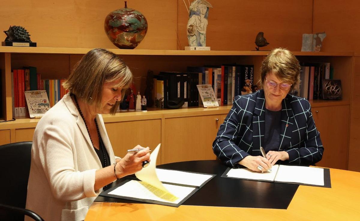 Núria Marín, alcaldesa de L'Hospitalet de Llobregat, y Anna Simó, 'consellera' de Educació.