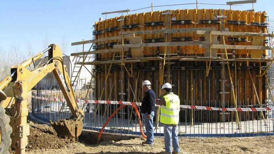 Obras de construcción de una EDAR en Santa Cristina de la Polvorosa, en una imagen de 2009.