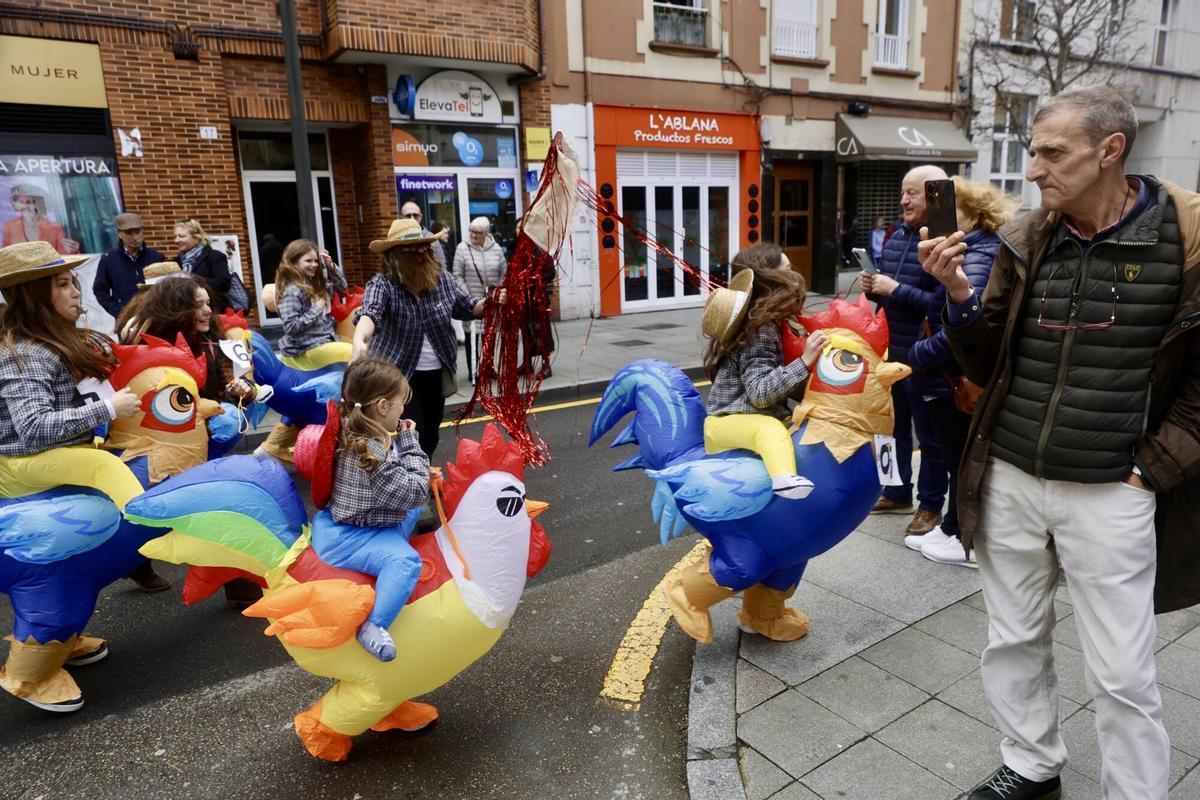 EN IMÁGENES: La Hermandad de festejos de El Lloreu cierra por todo lo alto el Antroxu en la zona oeste de Gijón en su regreso tras más de una década