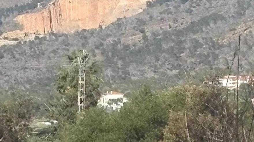vegetación en la partida Armanello de Benidorm obliga a desplegar medios terrestres y aéreos y queda estabilizado