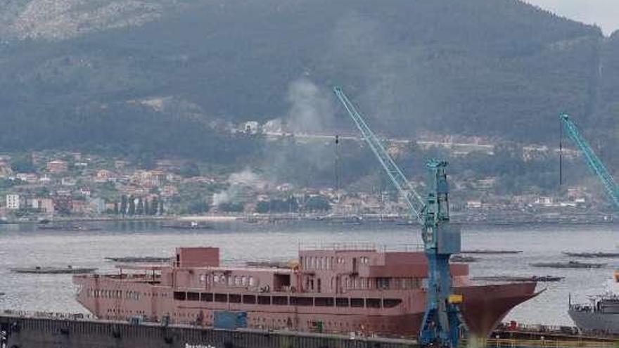 El &quot;Sea Cloud Hussar&quot;, en el astillero de Teis. // José Lores