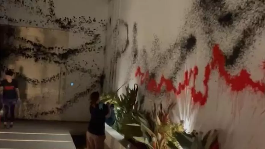 Pinten tota la façana de la casa de Messi d'Eivissa i aconsegueixen entrar a la vil·la