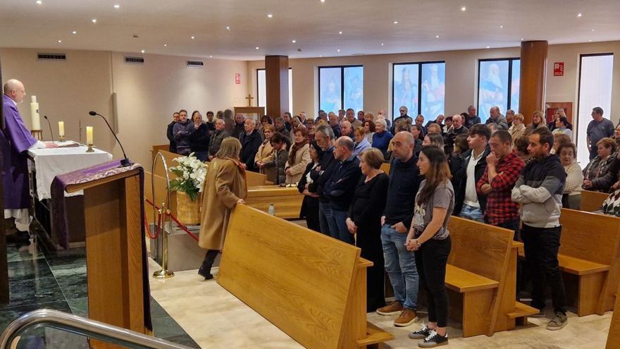 La familia de Toño Fernández, en primera fila, durante la celebración de la palabra de ayer en el tanatorio; en e recuadro, Toño Fernández. | LNE