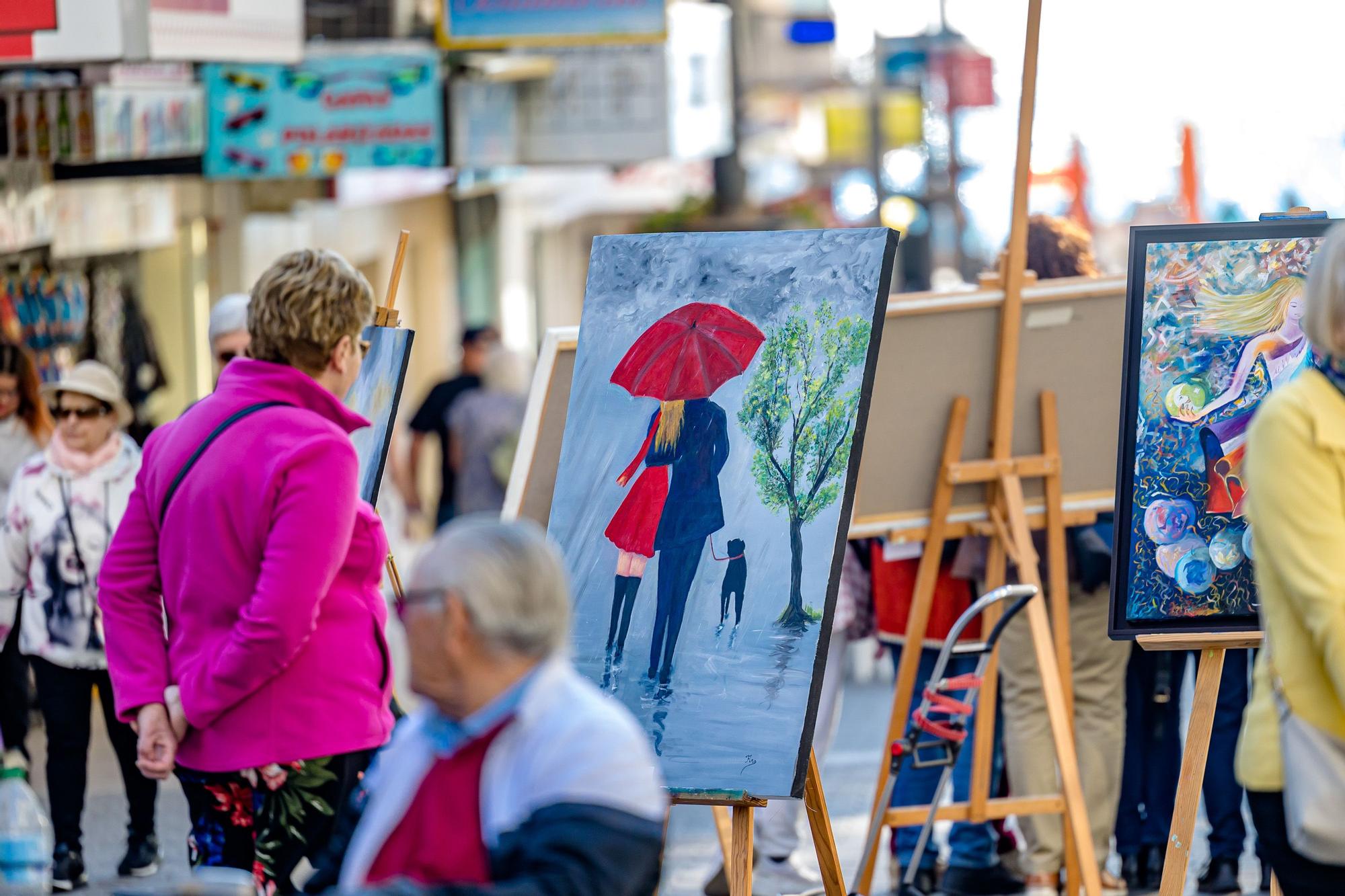 Pancartas en la calle y arte hecho por mujeres para conmemorar el 8M en Benidorm