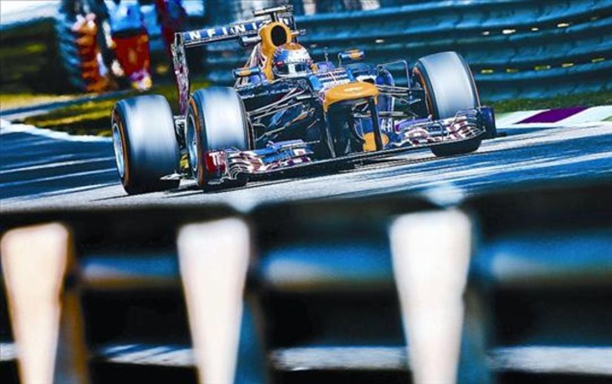 Vettel durant la segona sessió d’entrenaments, ahir, al circuit de Monza. Vettel durant la segona sessió d’entrenaments, ahir, al circuit de Monza.