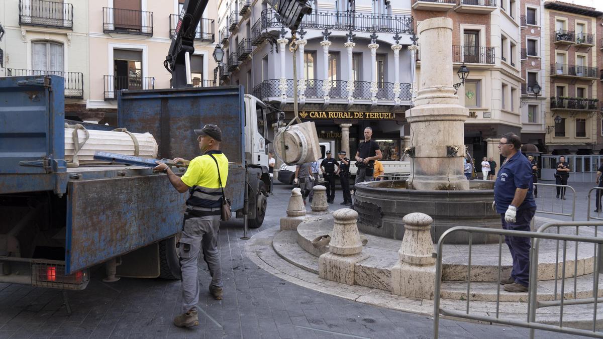 La parte de la columna caída en la fuente del Torico.