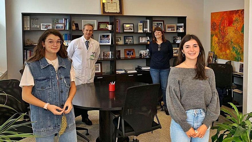 Las dos alumnas, durante una visita al Hospital Reina Sofía.