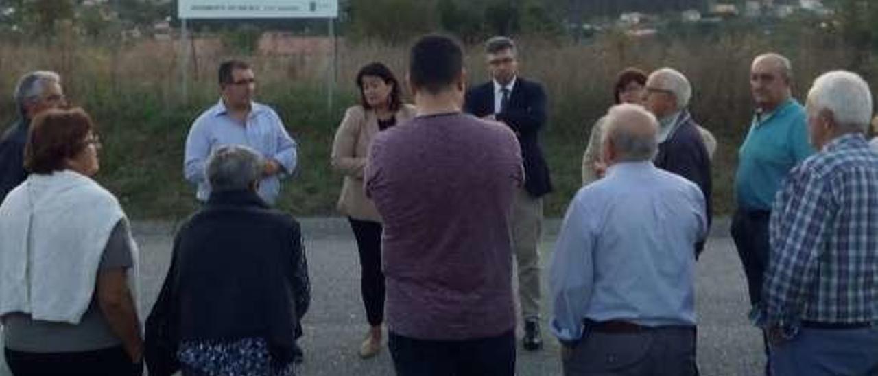 Los vecinos reunidos con los miembros del PP en Quintela. // FdV