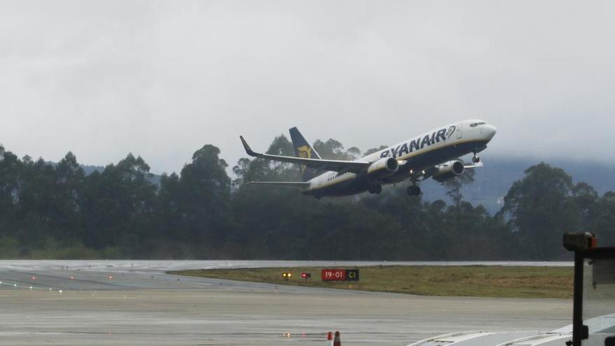 El primer avión de Ryanair con destino a Milán despega en Vigo. // Alba Villar