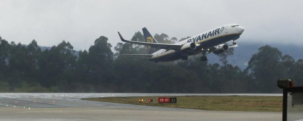 Foto de archivo de un avión de Ryanair despegando de Vigo hacia Milán.