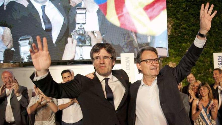 Puigdemont y el expresidente Artur Mas, durante el estreno de la campaña de CDC, el pasado jueves por la noche, en Gerona. // Efe