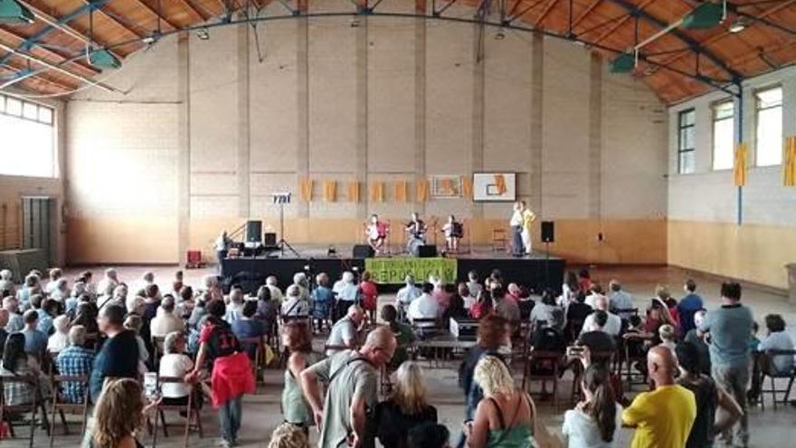 Sant Llorenç comença la festa major al pavelló, per la pluja