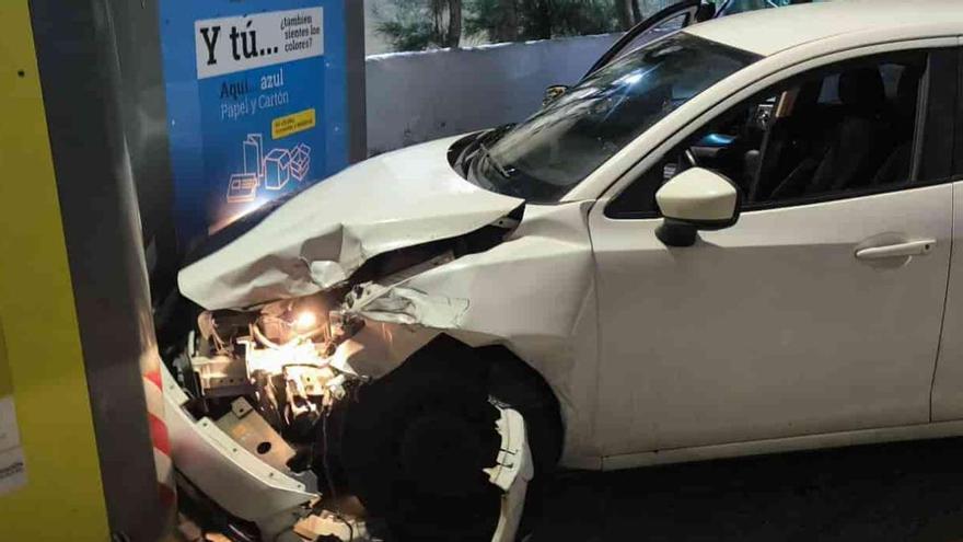 Un coche se estrella contra unos contenedores en Playa de Arinaga