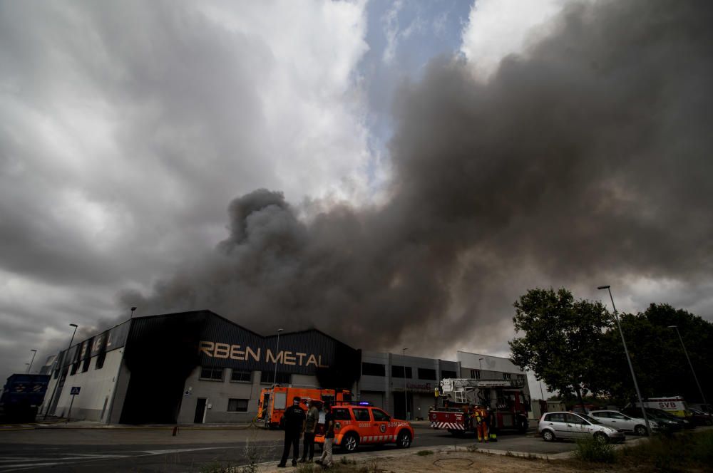 Incendio en una empresa del Polígono Industrial la Fillola, en Aldaia