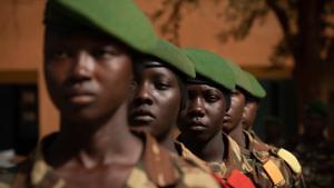 Niamey (Níger), 11 de enero de 2023.- Un grupo de mujeres militares de la Gendarmería de Níger, en la escuela de la Gendarmería donde se lleva a cabo el proyecto GARSI-Sahel, gestionado por la FIIAPP con fondos de la UE y en el que participa la Guardia Civil, que en el caso concreto de Níger lo lidera.