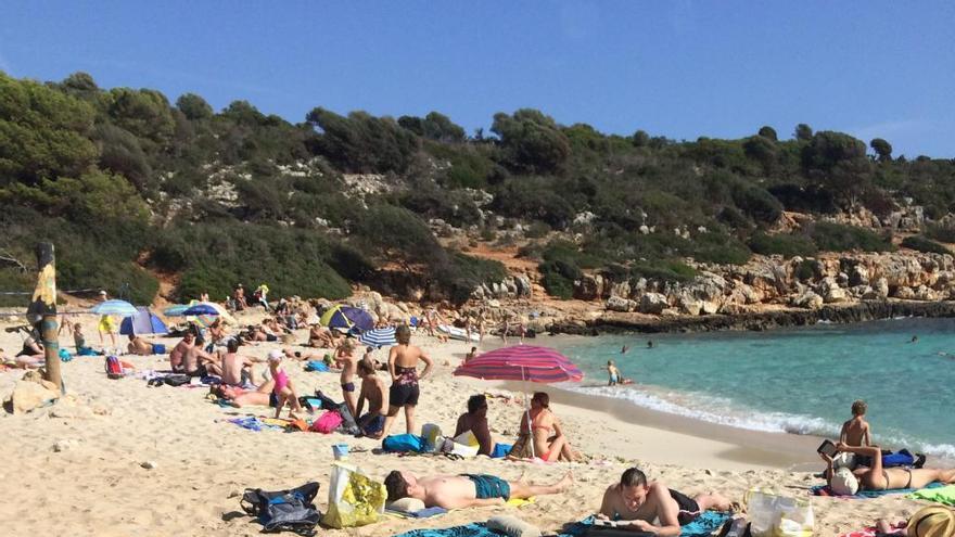 Badegäste an der Cala Varques im Osten von Mallorca