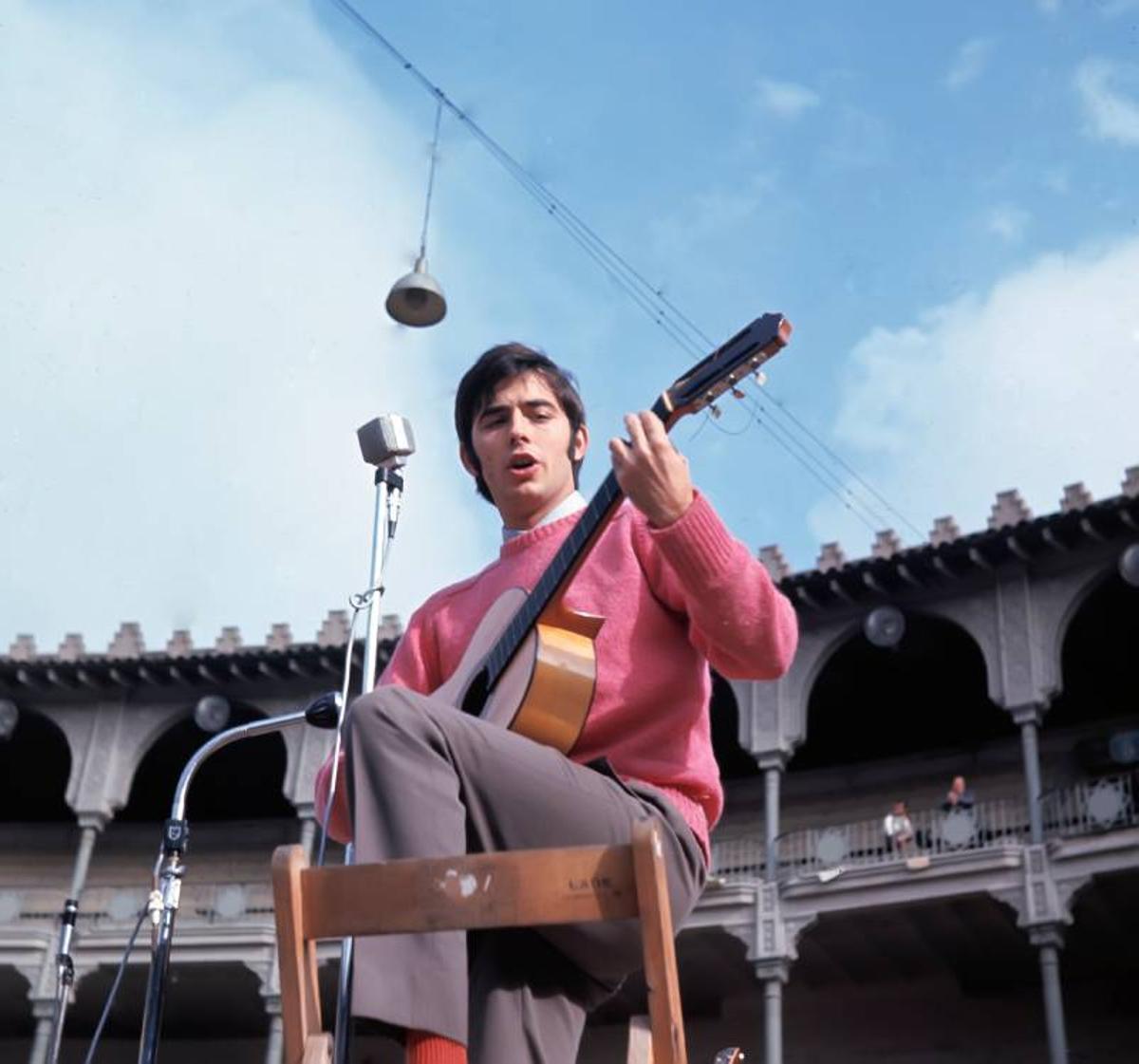 El motivo oculto de Joan Manuel Serrat con las mujeres para tocar la guitarra