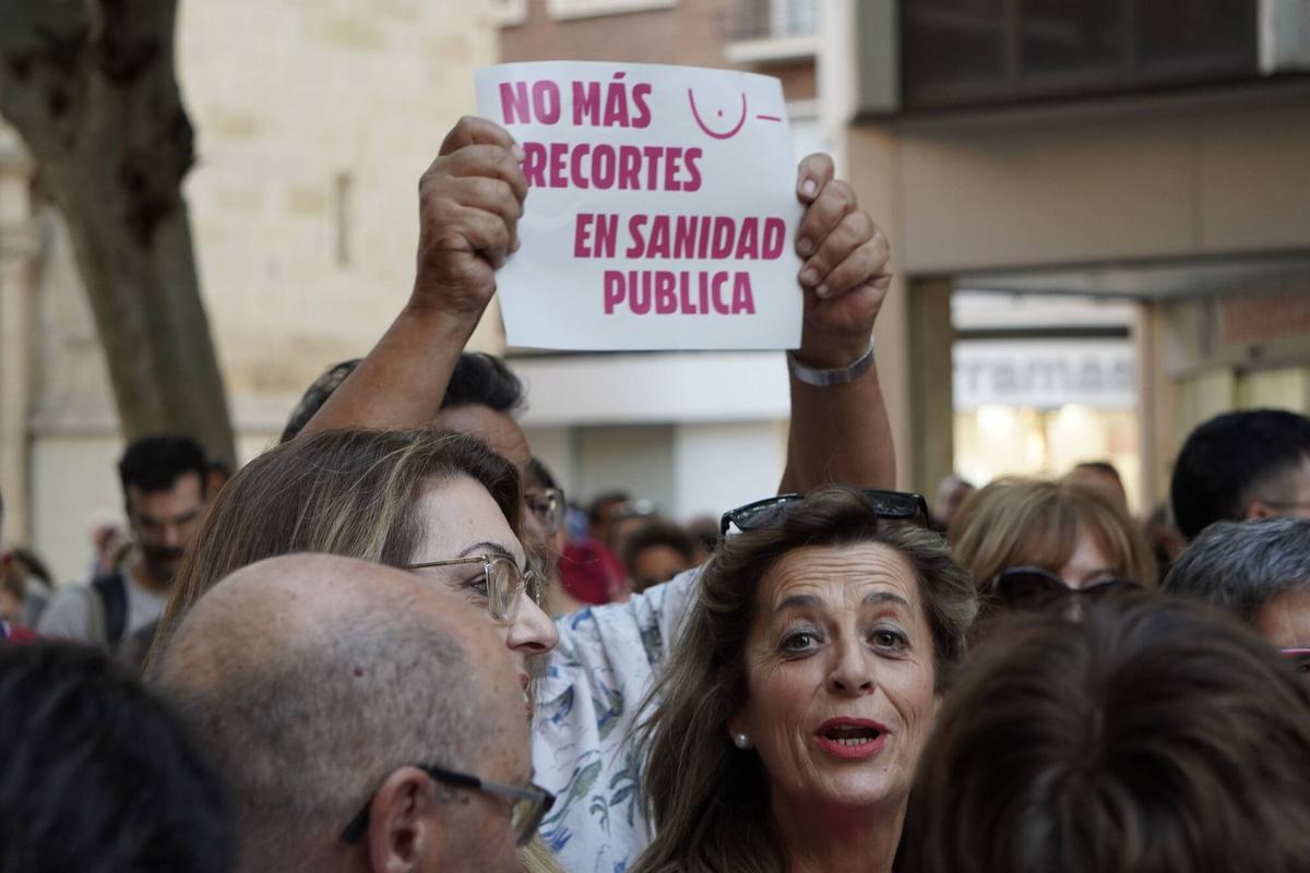 Cordoba Víctor Castro Córdoba se concentra ante la crisis de los cribados de cáncer Numerosas personas protestan en el bulevar del Gran Capitán