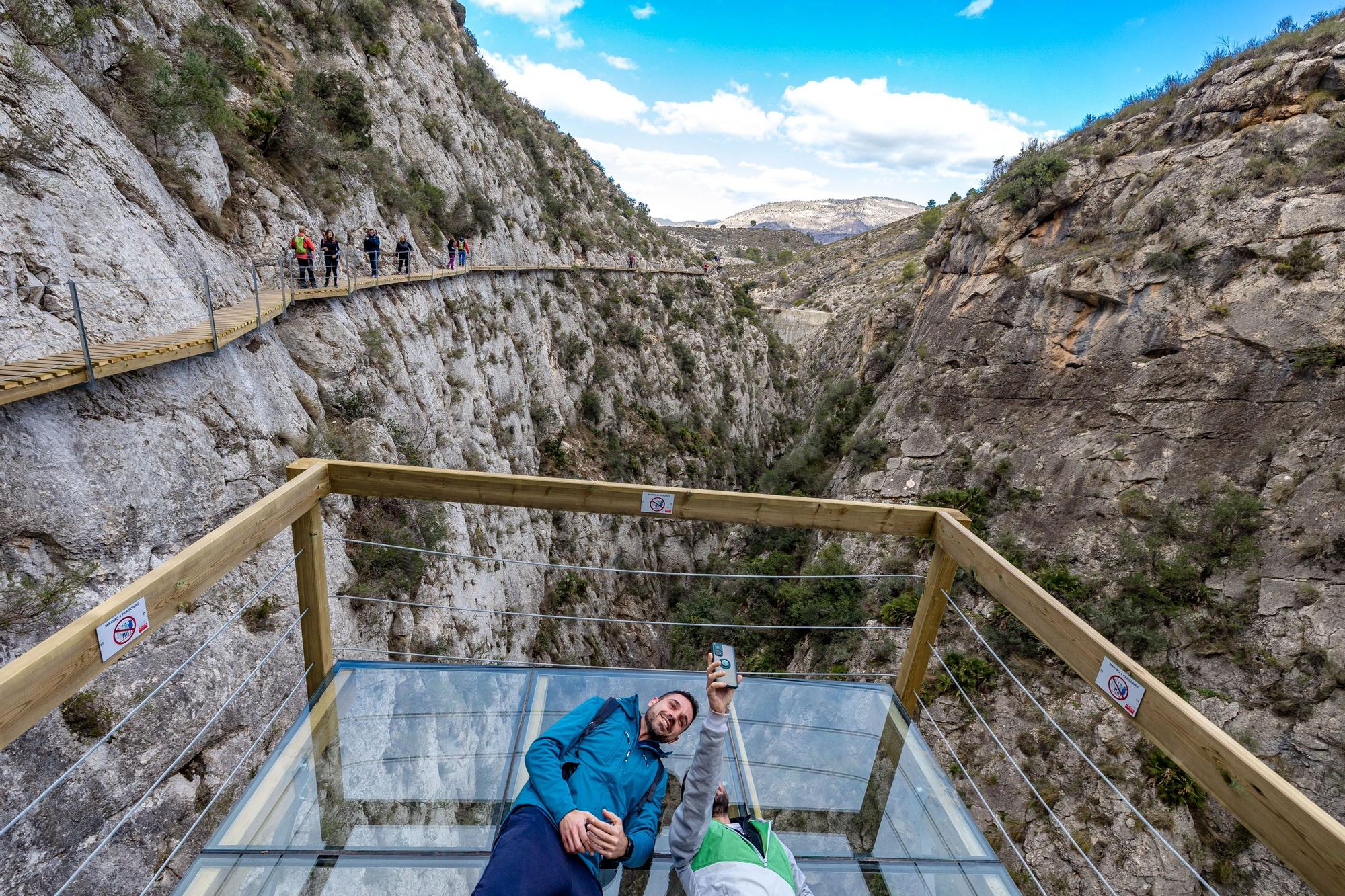 Una decisión que ha tomado el Ayuntamiento de esta pequeña localidad tras la "masiva afluencia" de turistas que se ha producido en las últimas semanas y que ha llevado a la necesidad de regular el acceso.