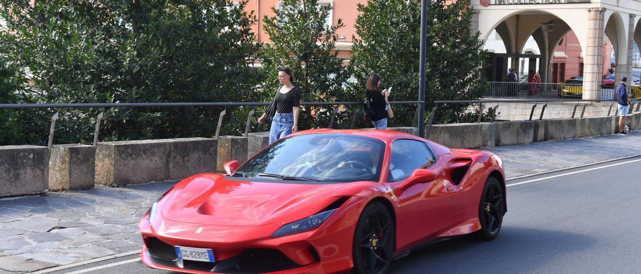 Varios vehículos Ferrari se pasean por O Parrote