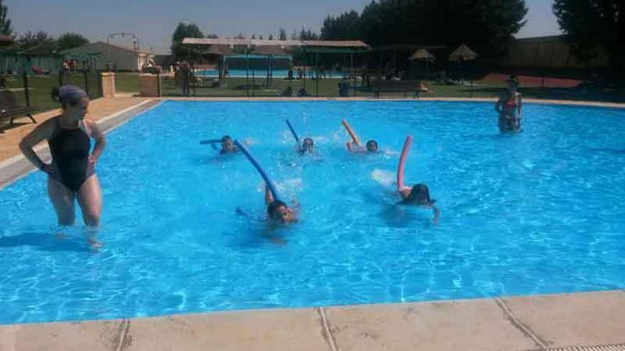 La Asociación contra el Cáncer informa en la piscina sobre el peligro de la exposición continuada al sol
