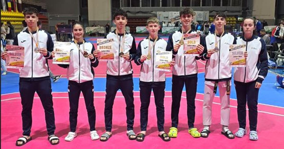 Los taekwondistas de Baleares posan con sus medallas en Macedonia.