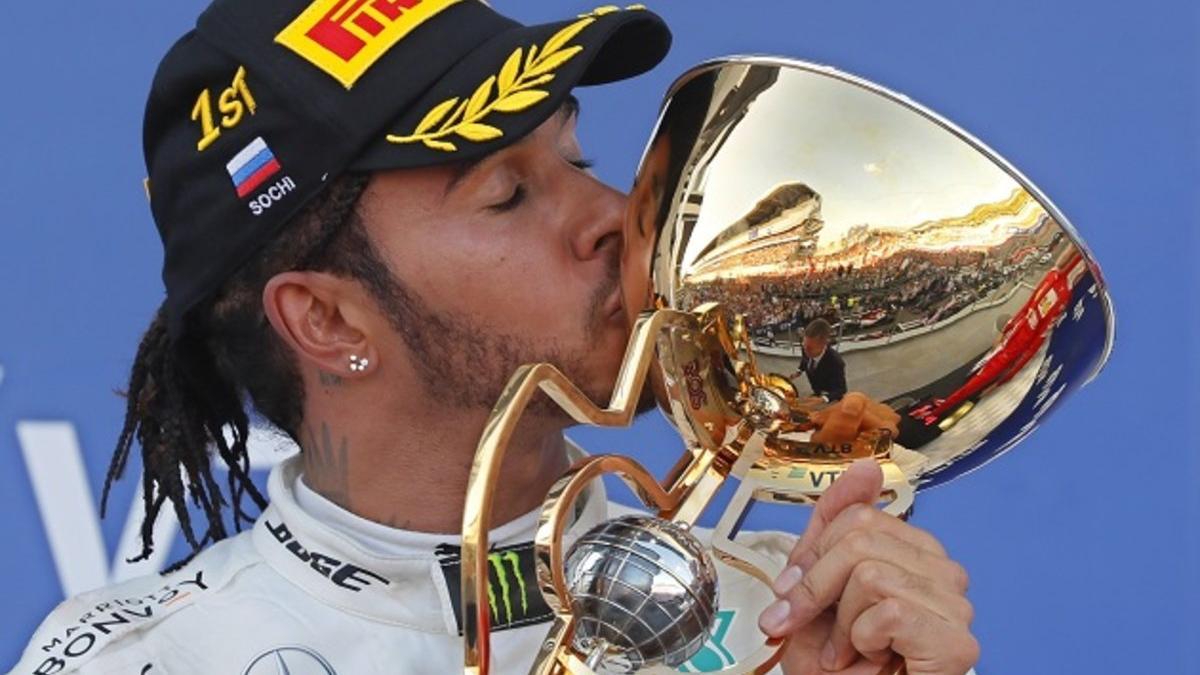 Hamilton besa el trofeo de vencedor en Sochi