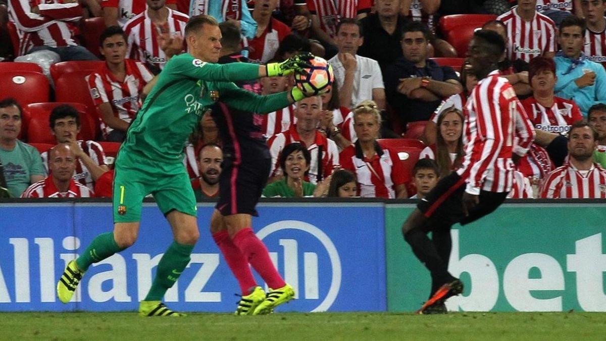 Ter Stegen detiene un balón ante Williams en el partido de San Mamés.