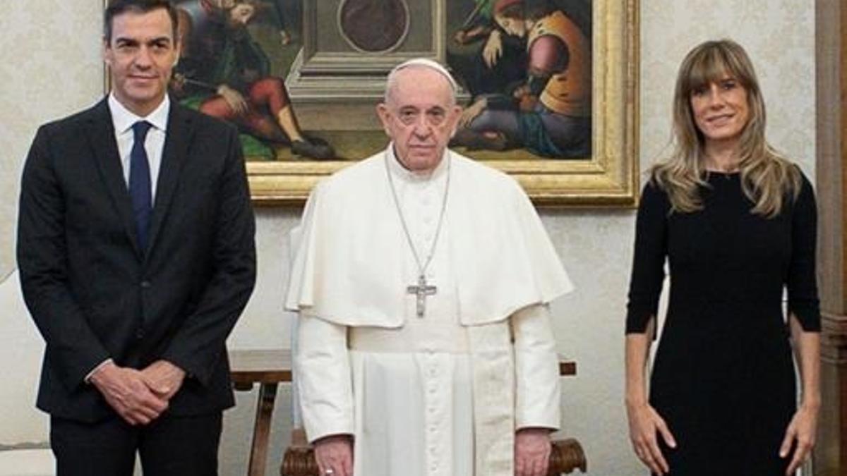 Pedro Sánchez y Begoña Gómez con el Papa Franciscoen en Vaticano durante su visita al Vaticano en el año 2020.