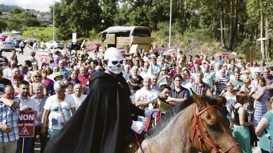 Un disfrazado de muerte sobre un caballo en una protesta por el trazado de alta tensión. // Anxo Gutiérrez