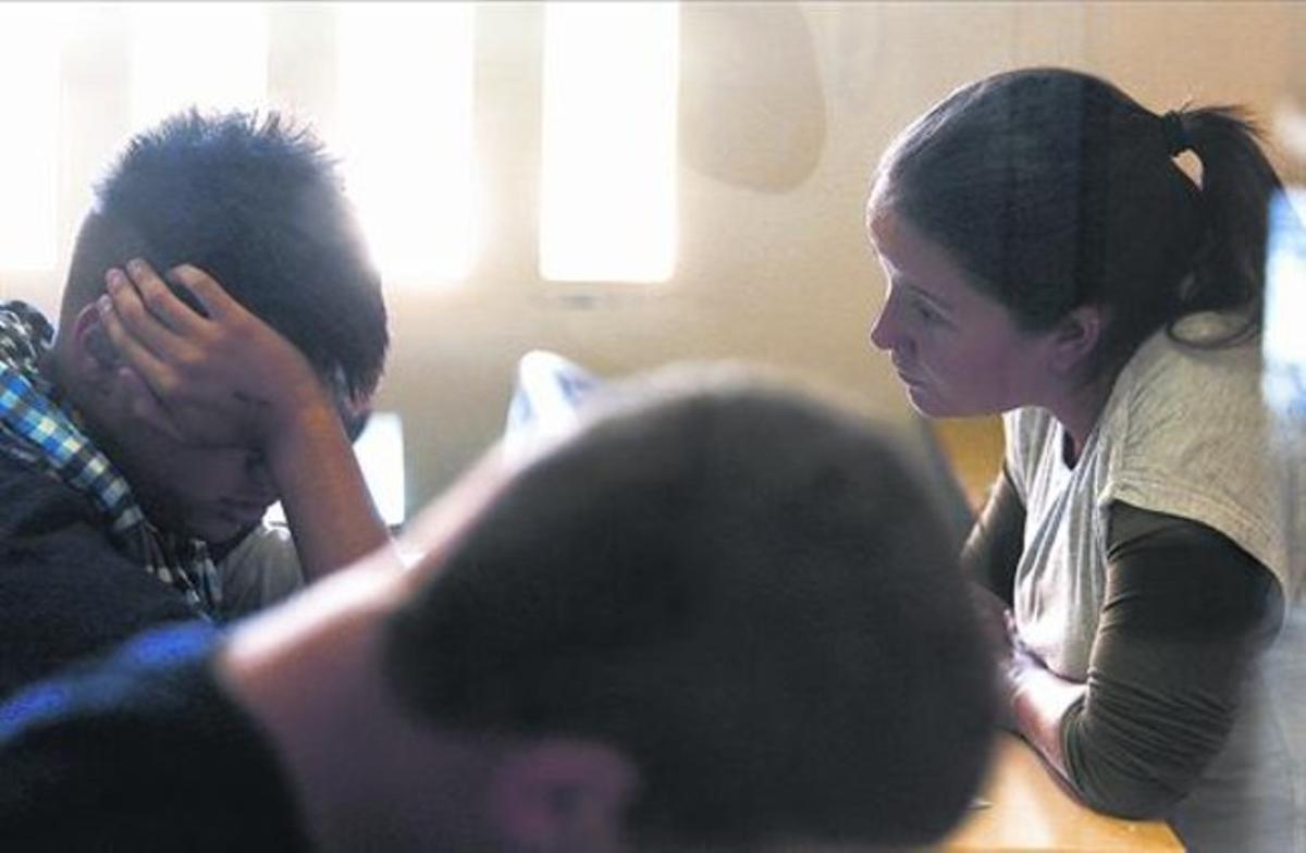 Una educadora de Campus Unidos, a classe amb uns adolescents interns.