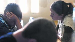 Una educadora de Campus Unidos, a classe amb uns adolescents interns.