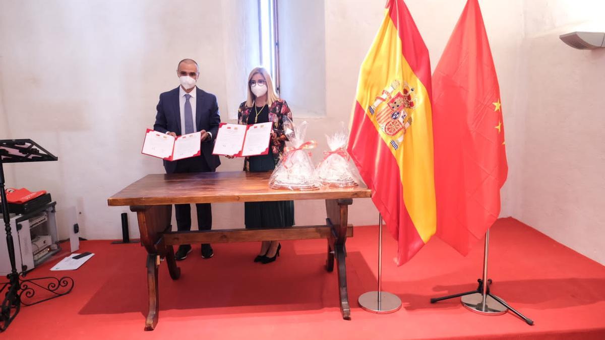 El empresario Javier Torá y la alcaldesa Irene Navarro mostrando el libro de firmas del hermanamiento.