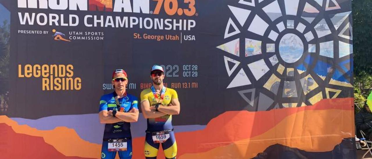 Sergio Santos, dorsal 1455, y Manuel Piñeiro posando juntos al término de la prueba en Utah.  | // FDV