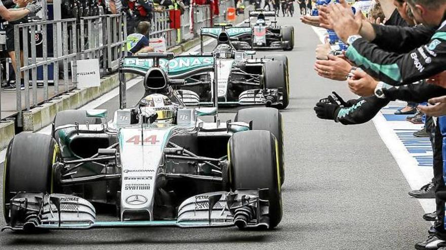 Lewis Hamilton passa pel costat dels mecànics del seu equip al circuit de Spa-Francorchamps