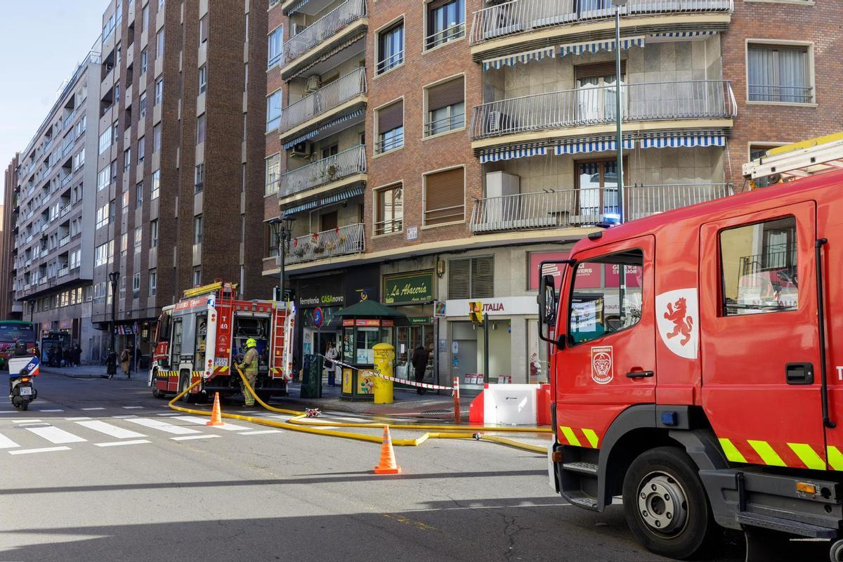 Intervención de los bomberos en la plaza San Miguel de Zaragoza.