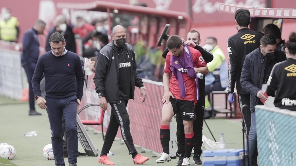 Galarreta se señala la zona afectada tras ser sustituido ante el Almería.