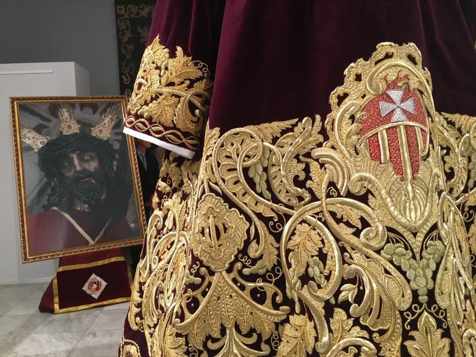 Viñeros presenta la túnica del Nazareno con el bordado terminado.