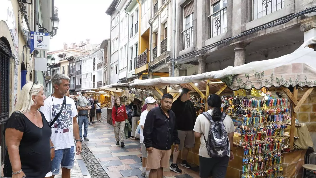 La calle de Rivero, hervidero de culturas en pleno centro de Avilés: de mojitos a postres marroquís