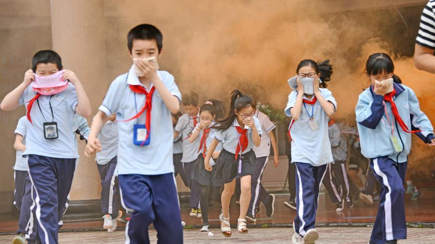 Simulacro de evacuación de emergencia en la escuela de Taizhou, Zhejiang, China.