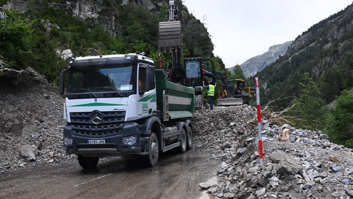 Efectivos de Carreteras del Gobierno de Aragón, en los trabajos de limpieza de la carretera.