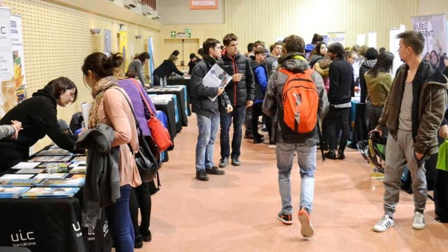 Joves visiten la fira de l&#039;estudiant d&#039;Igualada